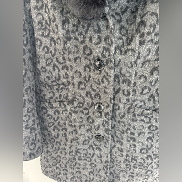 Women's XHILARATION Black Gray Animal Print/Fur Collar Coat Size Medium - Picture 3 of 8